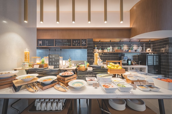 Daily buffet breakfast (CNY 99 per person)