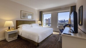 Suite – royal | Dundyner, safe på rommet, skrivebord og blendingsgardiner