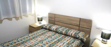 2 dormitoris, planxa i posts de planxar i roba de llit