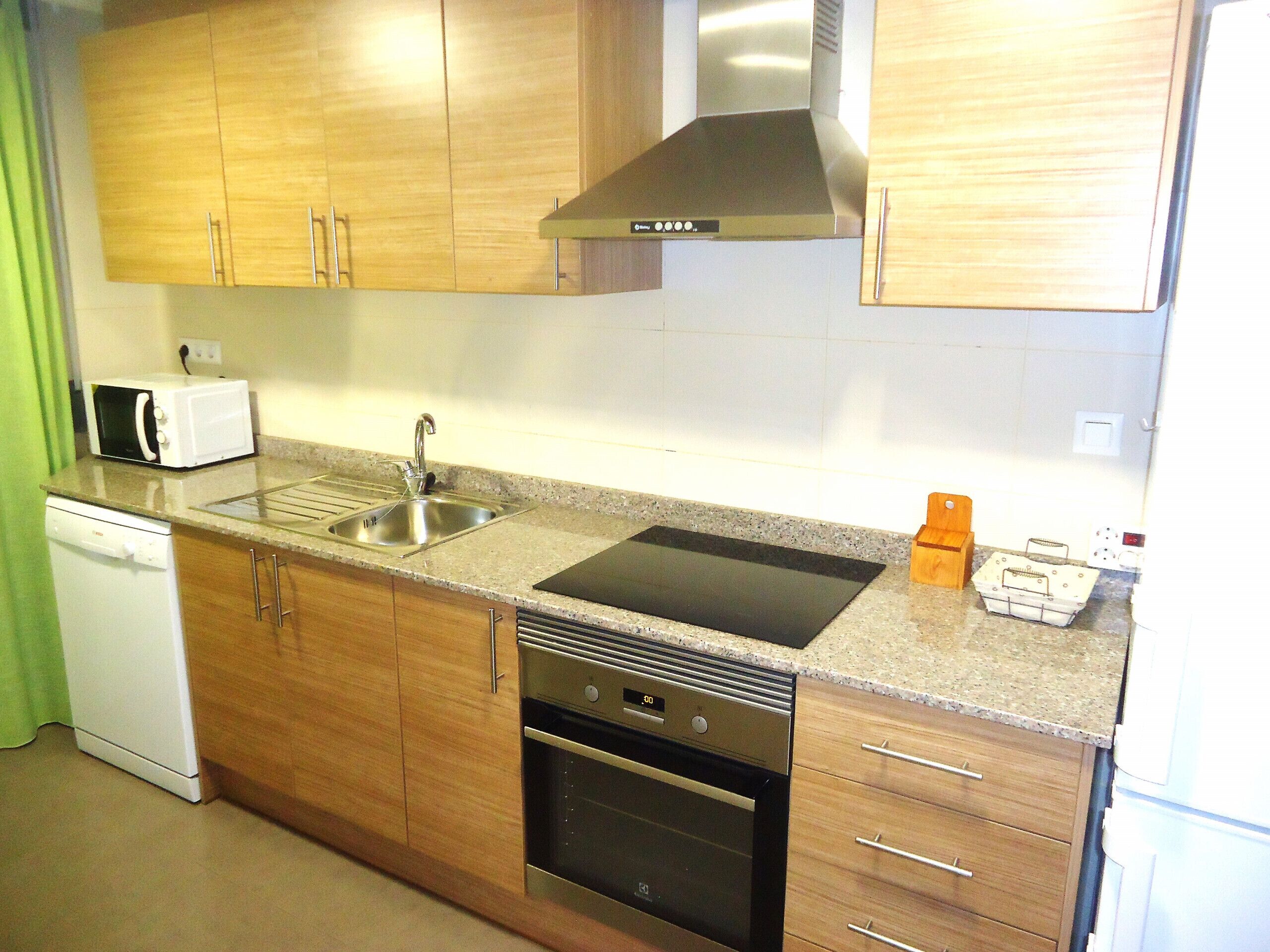 Een koelkast, een magnetron, een oven, een vaatwasser