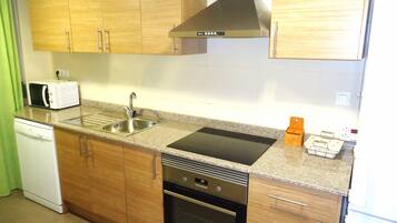 Een koelkast, een magnetron, een oven, een vaatwasser