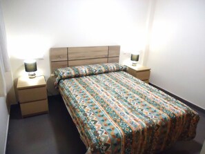 2 bedrooms, iron/ironing board, bed sheets