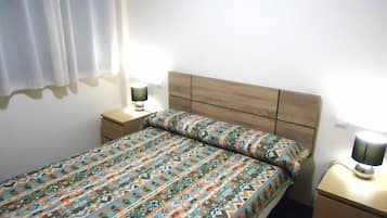 2 habitaciones, tabla de planchar con plancha y ropa de cama