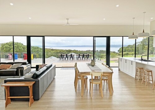 Kwoorabup Views: Luxury home with inlet views