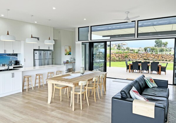 Smart TV - Kwoorabup Views - Breathtaking inlet views (Hay)