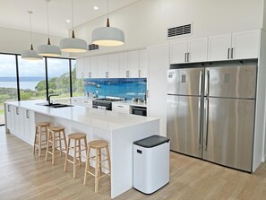 Fridge, microwave, oven, stovetop - Kwoorabup Views - Breathtaking inlet views (Hay)