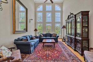 Smart-tv, bordtennisbord, bøger