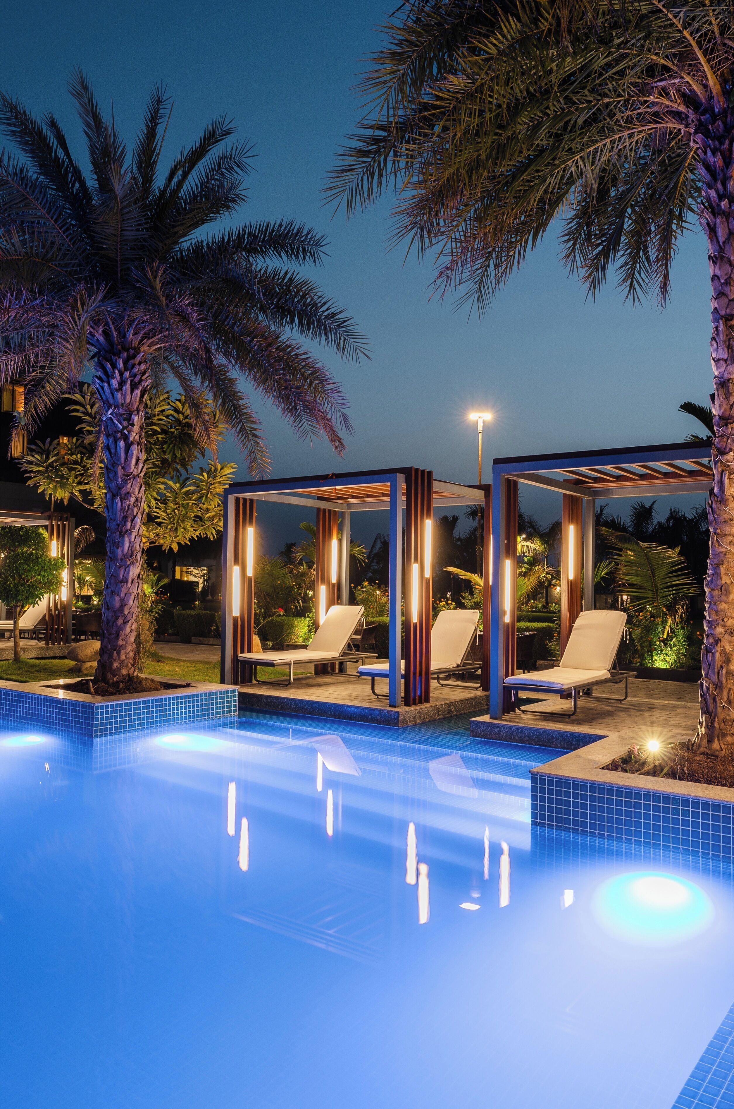 حمّام سباحة خارجي، مفتوح من 9 صباحاً إلى 8:00 مساءً، كبائن مجانية