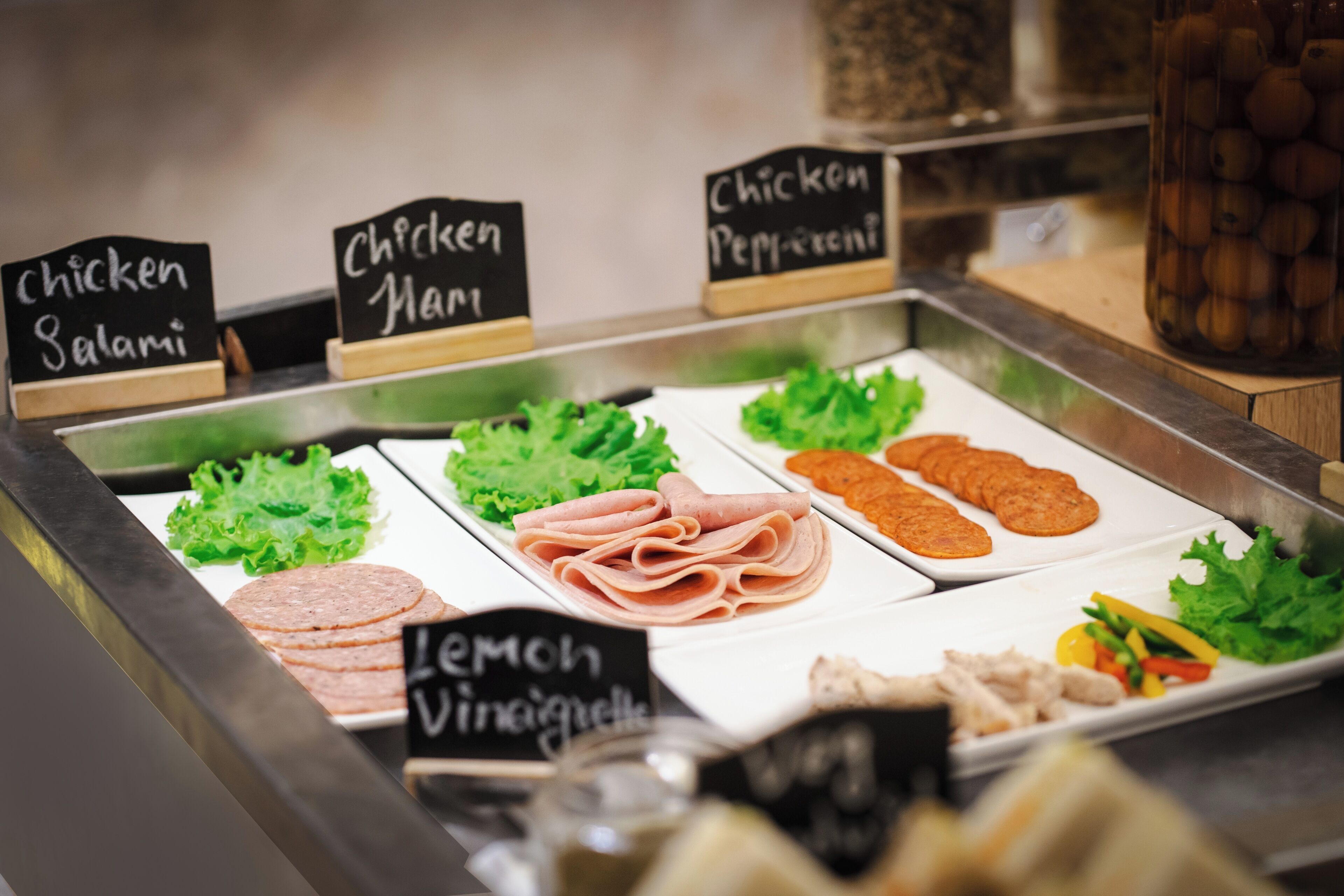 Presentación de alimentos con diversas opciones de carne y verduras frescas.