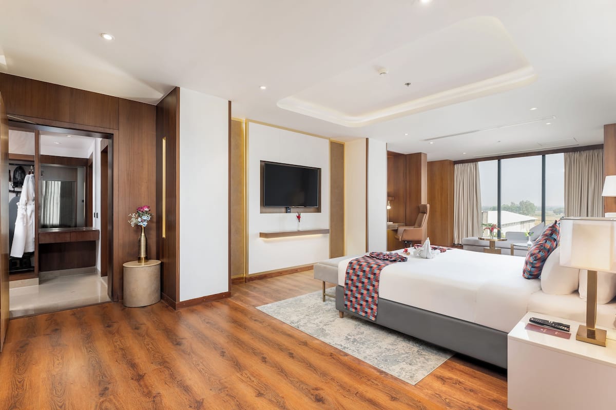 Luxury Suite | Hypo-allergenic bedding, minibar, in-room safe, individually decorated