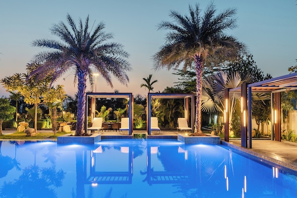 Una piscina al aire libre, cabañas de piscina gratuitas