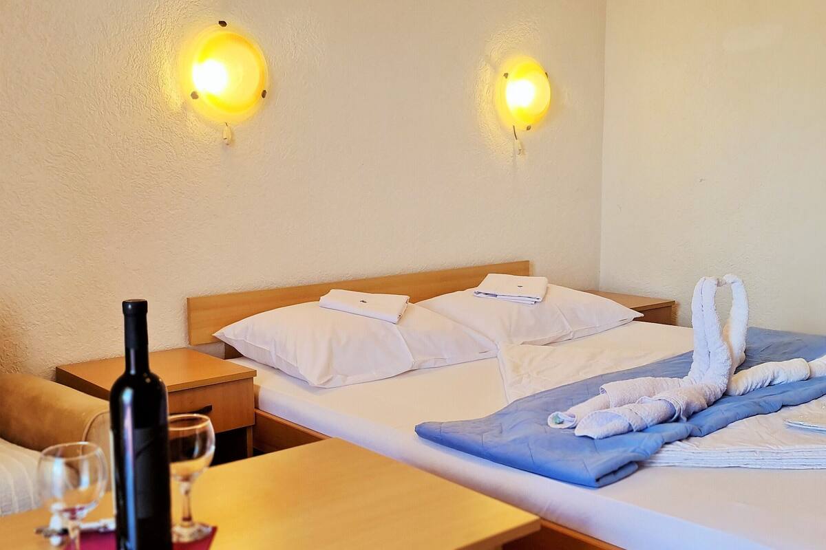 经典双人房 | 免费 WiFi、床单