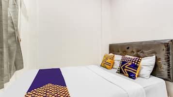 Habitación económica doble | Escritorio, sistema de insonorización, ropa de cama