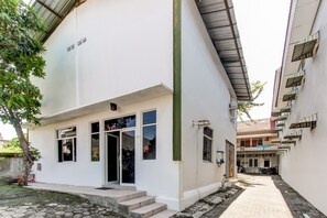 Exterior - OYO Life 91374 Asia Stay Semarang Syariah (Semarang)
