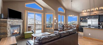 Chief Cheley Peak at Mary's Lake w/ HOT TUB!