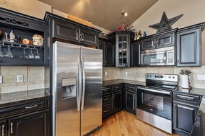 Fridge, microwave, oven, stovetop - Welcome to Chief Cheley Peak at Mary's Lake w/ HOT TUB! (Estes Park)