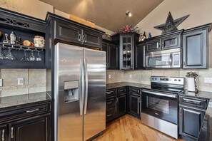 Refrigerador, microondas, horno y parrilla de estufa 