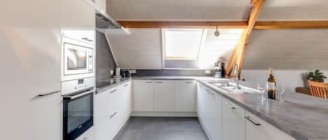 Kühlschrank, Mikrowelle, Ofen, Herdplatte