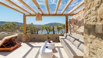 Suite Deluxe, 2 habitaciones, piscina privada, vistas al mar | Sábanas de algodón egipcio y ropa de cama de alta calidad