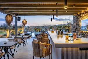 Bar junto a la piscina