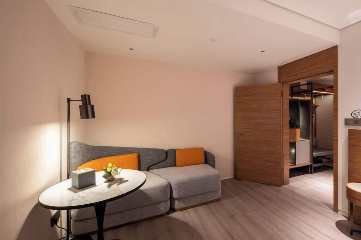 Wohnbereich | 55-Zoll-LCD-Fernseher mit Digitalempfang, Bücher, Pay-TV