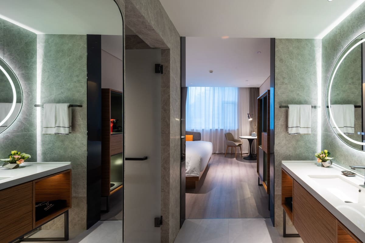 Deluxe-Einzelzimmer | Badezimmer | Dusche, umweltfreundliche Kosmetikartikel, Haartrockner, Hausschuhe