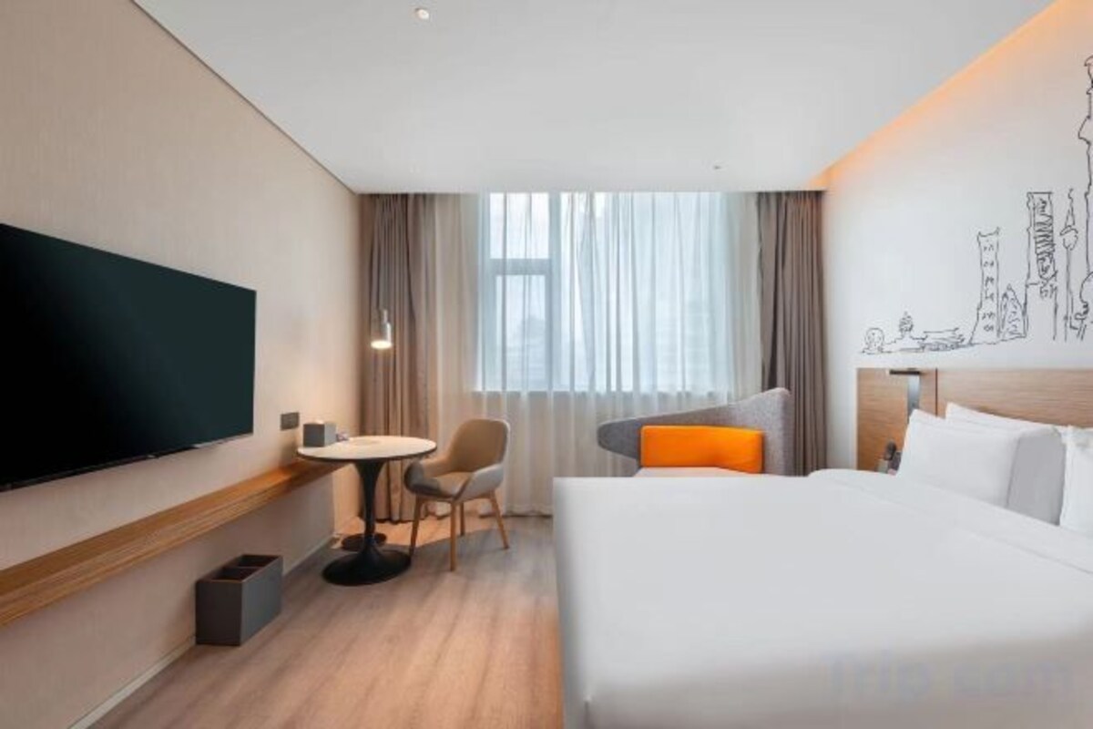 Down duvets, free minibar, in-room safe, desk