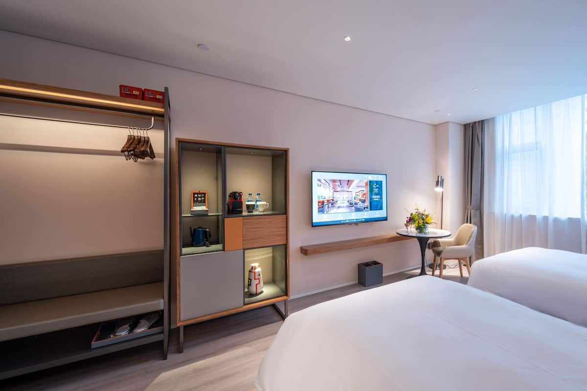 Deluxe-Doppel- oder -Zweibettzimmer | Daunenbettdecken, kostenlose Minibar, Zimmersafe, Schreibtisch