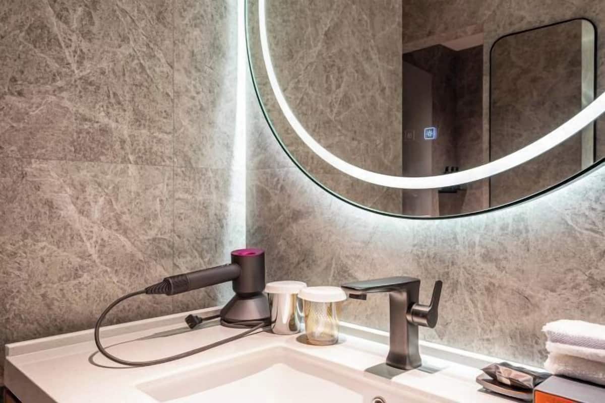 Badezimmer | Dusche, umweltfreundliche Kosmetikartikel, Haartrockner, Hausschuhe