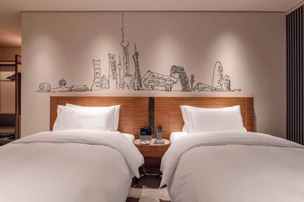 Daunenbettdecken, kostenlose Minibar, Zimmersafe, Schreibtisch