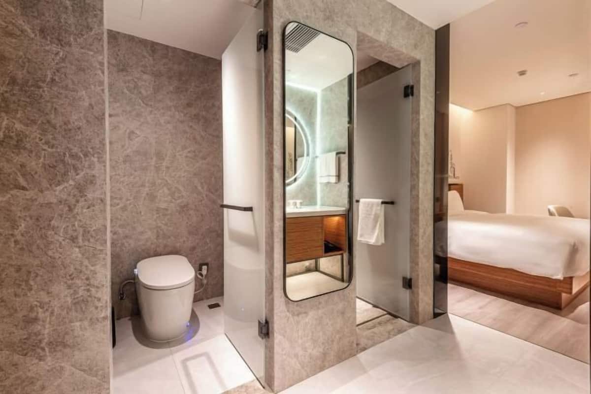 Badezimmer | Dusche, umweltfreundliche Kosmetikartikel, Haartrockner, Hausschuhe