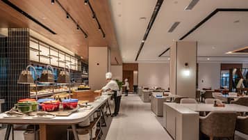 Daily buffet breakfast (CNY 99 per person)