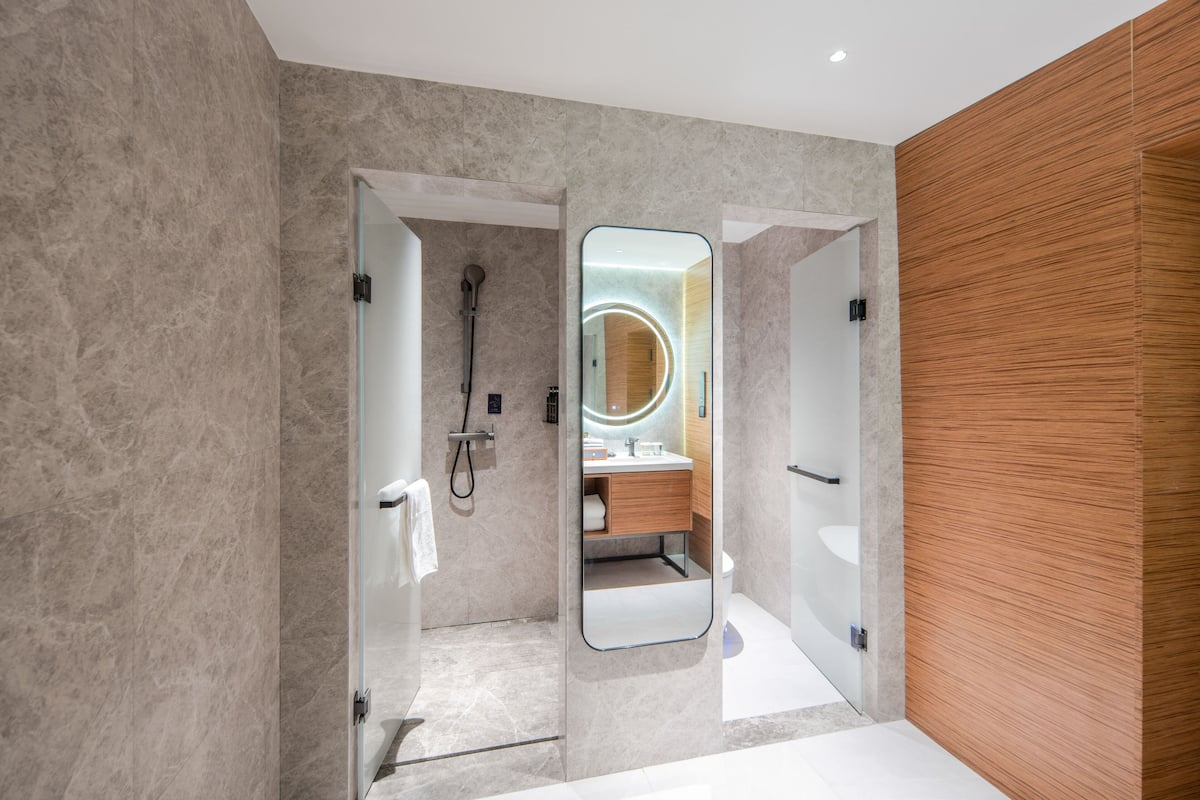 Deluxe-Doppel- oder -Zweibettzimmer | Badezimmer | Dusche, umweltfreundliche Kosmetikartikel, Haartrockner, Hausschuhe