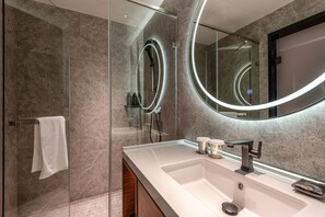 Dusche, umweltfreundliche Kosmetikartikel, Haartrockner, Hausschuhe
