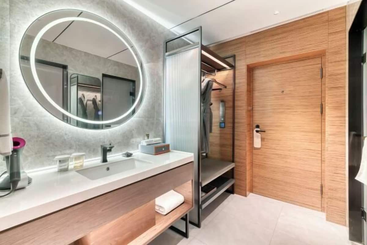 Badezimmer | Dusche, umweltfreundliche Kosmetikartikel, Haartrockner, Hausschuhe