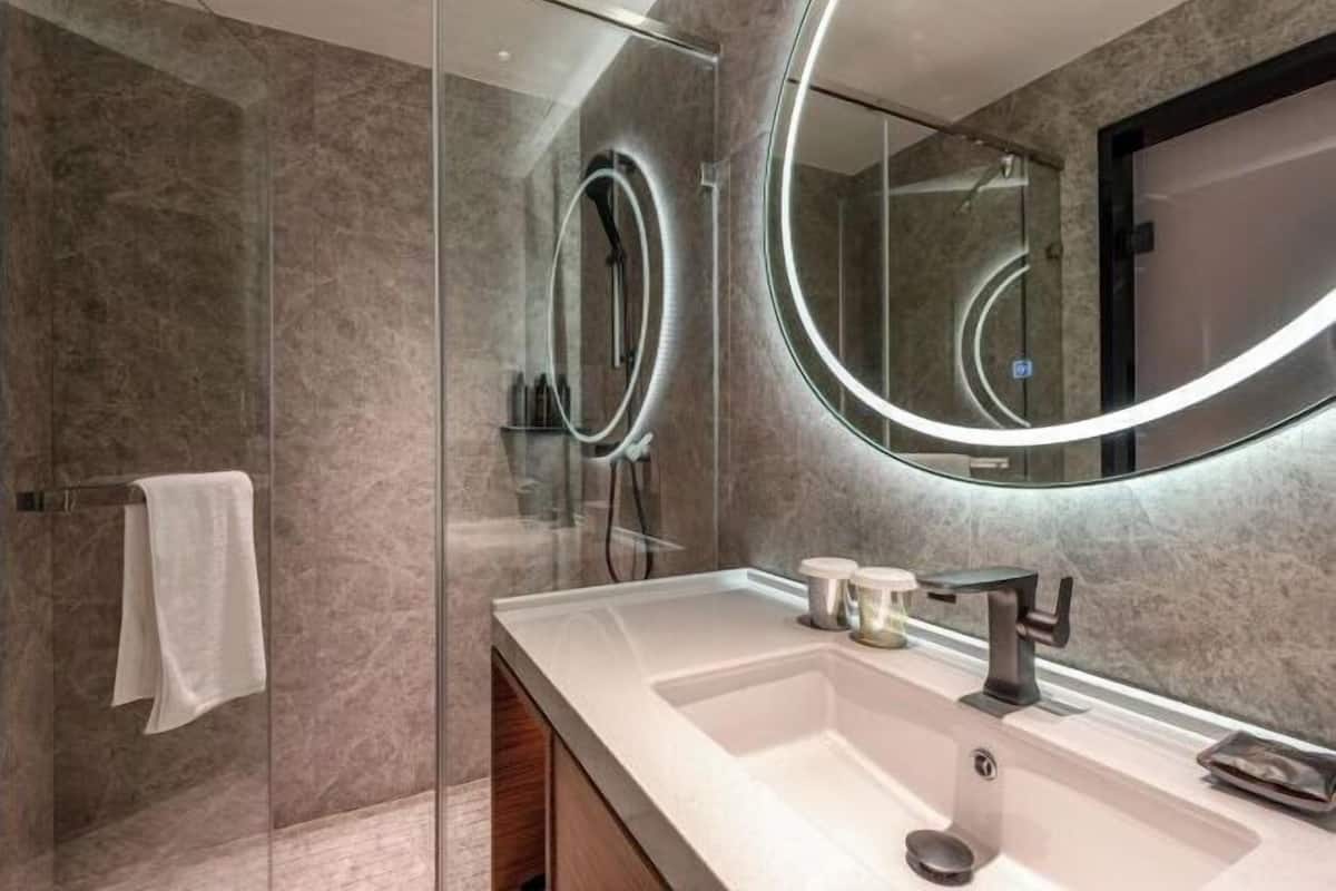 Badezimmer | Dusche, umweltfreundliche Kosmetikartikel, Haartrockner, Hausschuhe