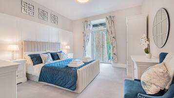 4 bedrooms, desk, iron/ironing board, travel crib