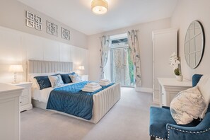 4 bedrooms, desk, iron/ironing board, travel crib