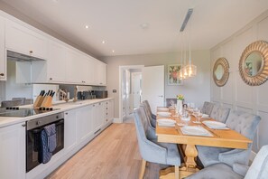 Fridge, microwave, oven, stovetop - Highly popular holiday home in a prime location overlooking Lake Windermere (Bowness-on-Windermere)