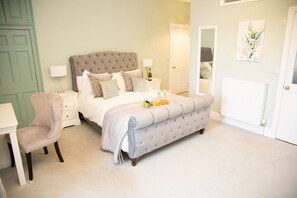 8 bedrooms, desk, iron/ironing board, travel crib