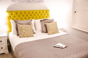 8 bedrooms, desk, iron/ironing board, travel crib