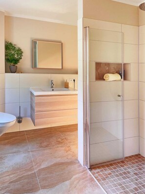 Regadera, toallas, papel de baño 