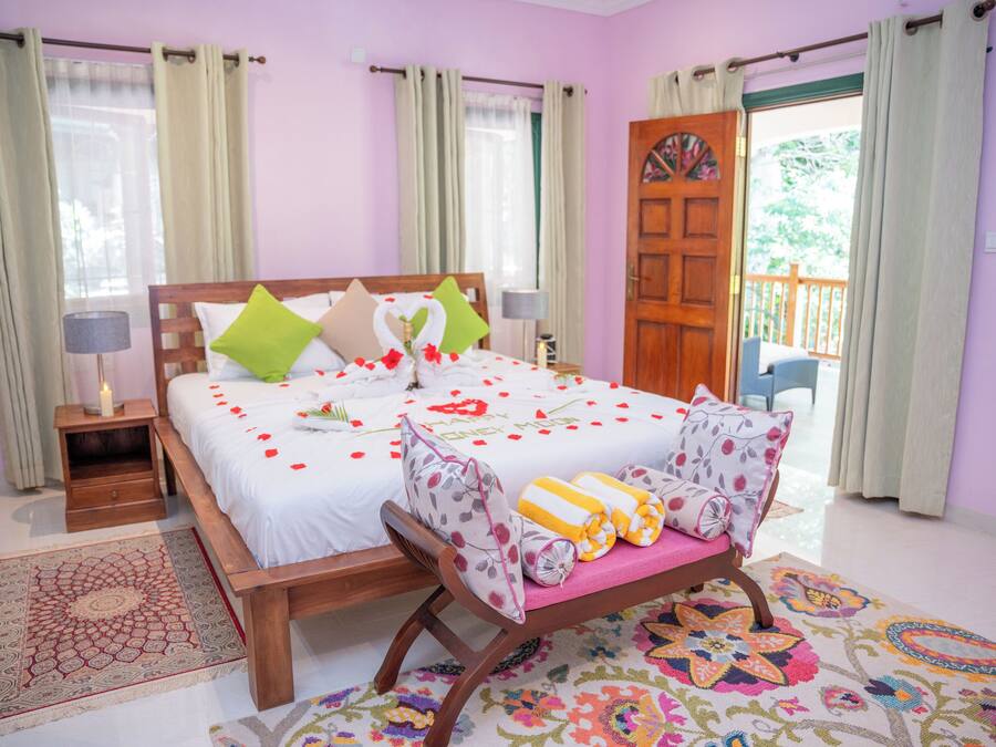 Deluxe Double Room (1) | Minibar, in-room safe, individually decorated, iron/ironing board