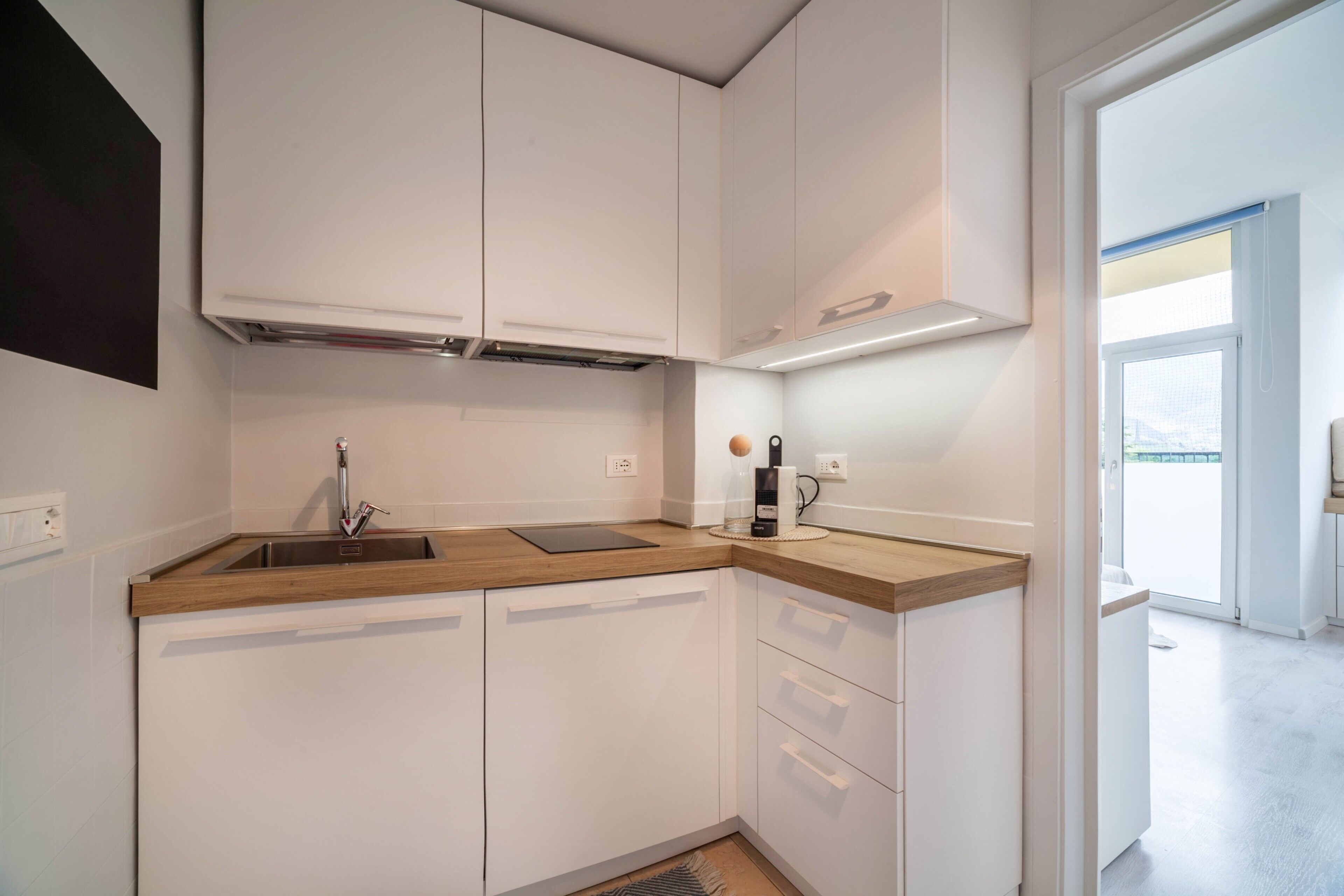 Kühlschrank, Mikrowelle, Herdplatte, Wasserkocher mit Kaffee-/Teezubehör