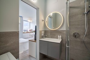 Shower, hair dryer, towels