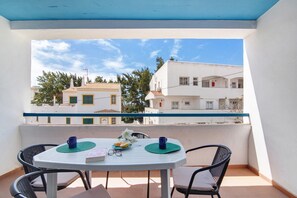 Outdoor dining - Apartment 'Mar Azul 4' with Balcony and Wi-Fi (Albufeira)