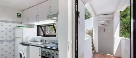 Jääkaappi, mikroaaltouuni, uuni, liesi