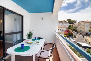 Outdoor dining - Apartment 'Mar Azul 4' with Balcony and Wi-Fi (Albufeira)