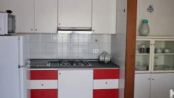 Réfrigérateur, micro-ondes, plaque de cuisson, chaise haute