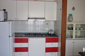 Jääkaappi, mikroaaltouuni, liesi, syöttötuoli